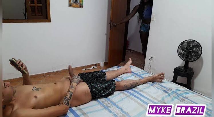 Gostosa viu o safado na punheta e não aguentou de tesão pra dar
