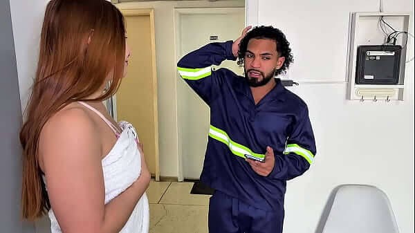 Influencer gostosa com tesão aproveita pra fuder com eletricista