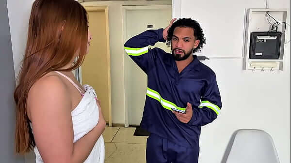 Influencer gostosa com tesão aproveita pra fuder com eletricista