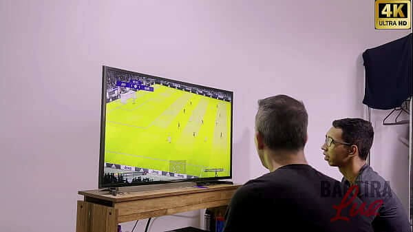 Perdeu a aposta e teve que deixar a mulher fuder com amigo