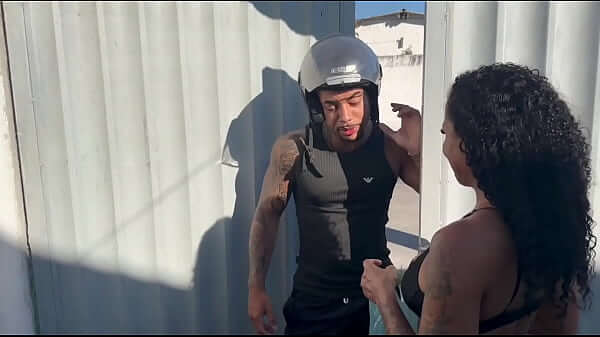 Preta gostosa casada fudeu com motoboy antes do corno chegar