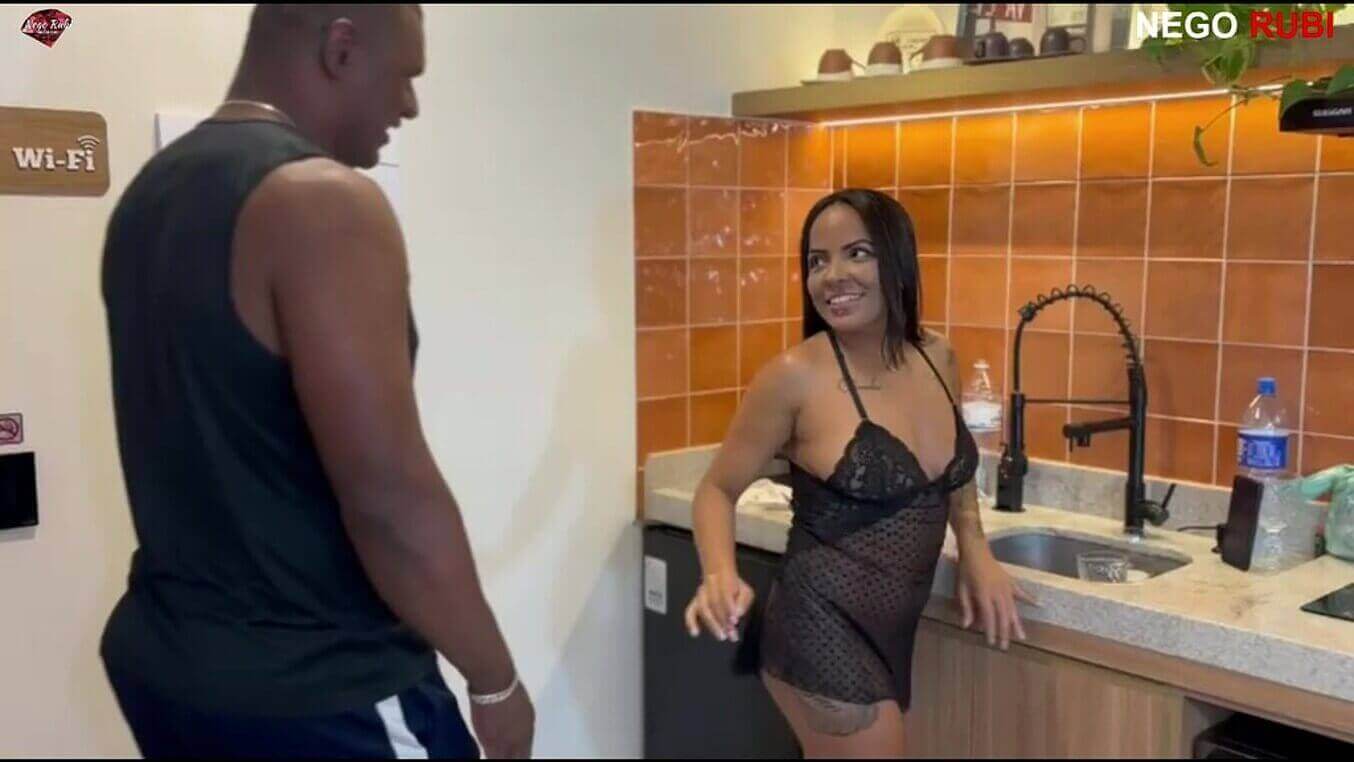 Baixinha gostosa transando metendo com negão grande