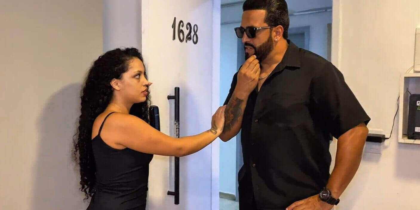 Dei meu cuzinho pra pagar o meu aluguel atrasado