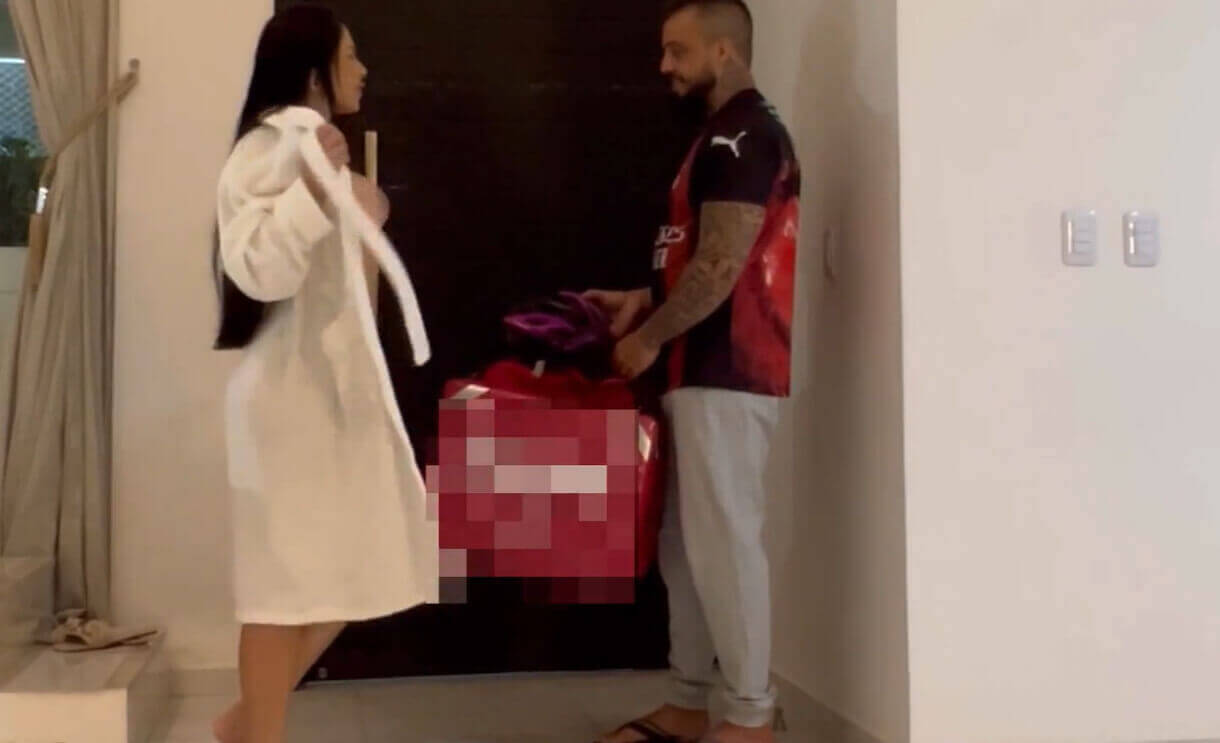 Morena aproveitou que o marido saiu e fudeu com entregador