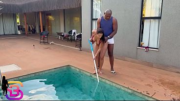 Patroa gostosa ver o negão limpando a piscina e não resisti e fode