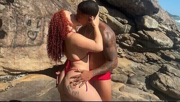 Comendo a ruiva rabuda gostosa cheia de tesão na praia