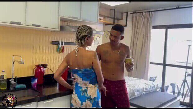 Comi minha empregada gostosa bem putinha na cozinha