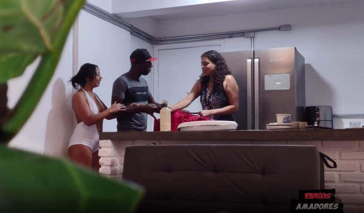Duas gostosa chamaram o entregador pra fuder querendo gozar