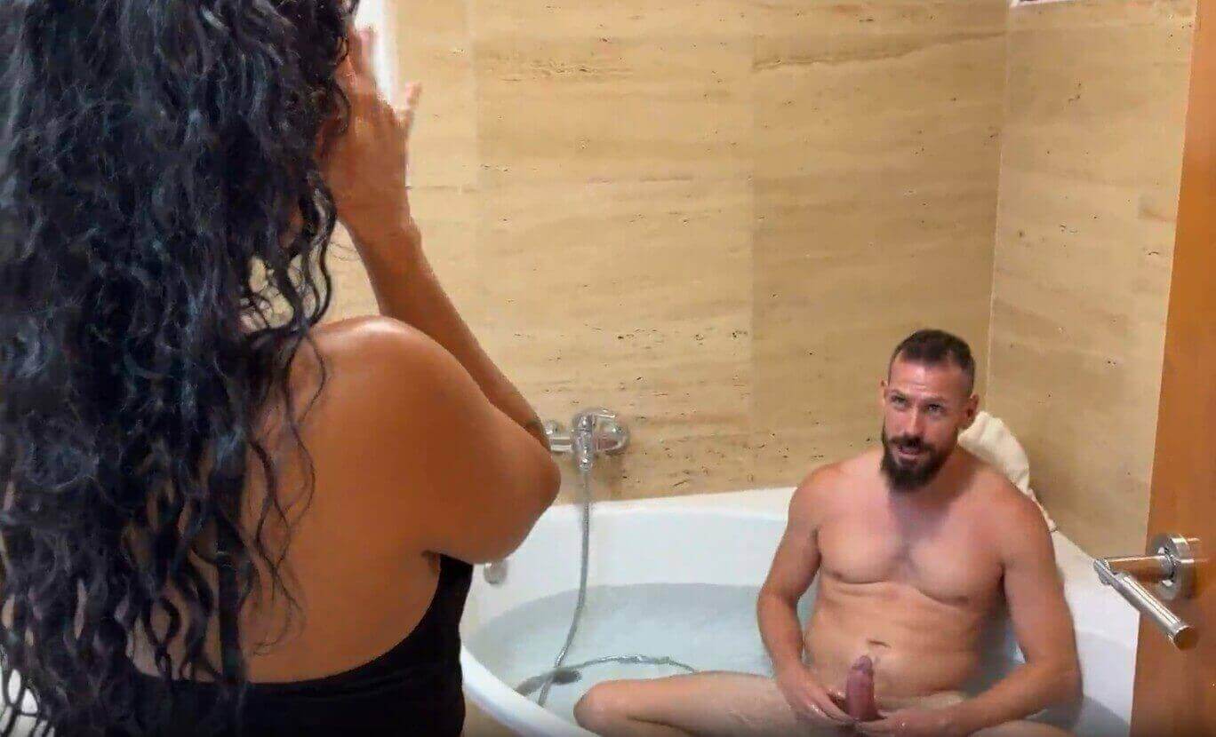 Empregada gostosa liberando o cuzinho pro patrão no banheiro