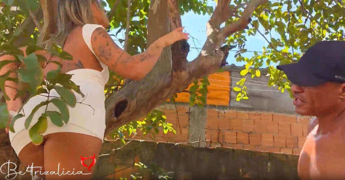 Entrou no quintal do vizinho pra pegar goiaba e acabou transando