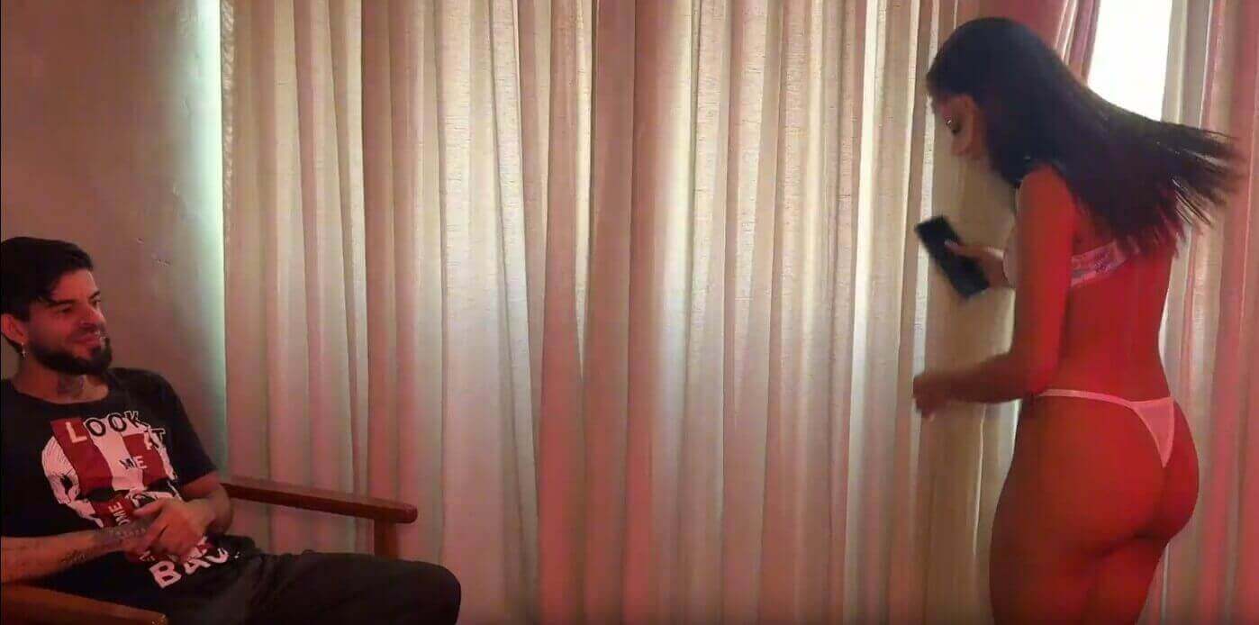 Gostosa casada deu pro amigo do marido antes dele chegar