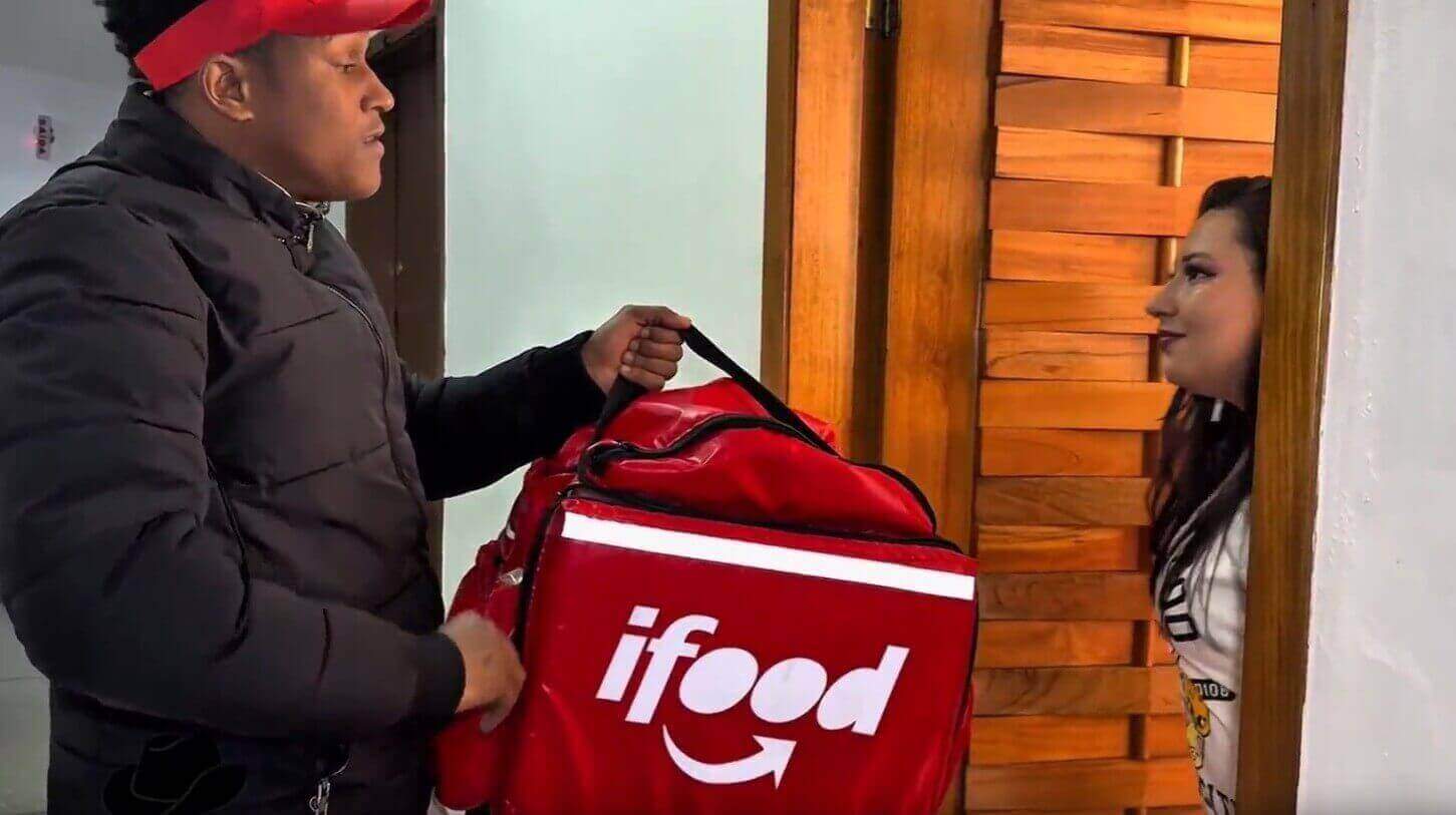 Morena deu a buceta pro entregador negão do ifoode
