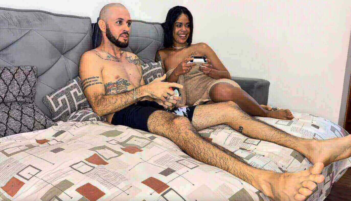 Morena gostosa apostou o cuzinho com o careca no jogo e perdeu