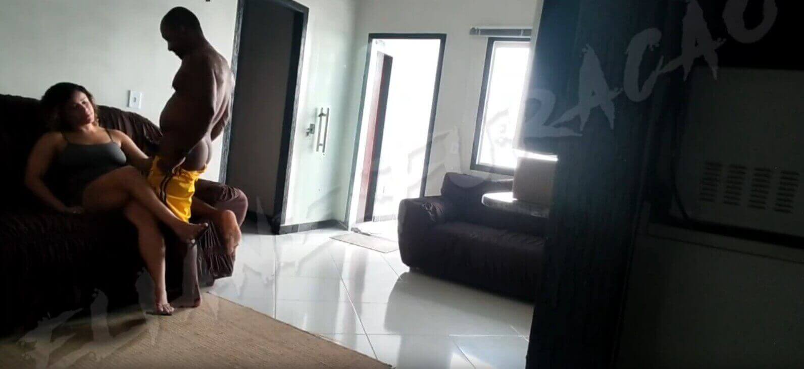 Rabuda gostosa deu pro marido da amiga pra testar sua fidelidade