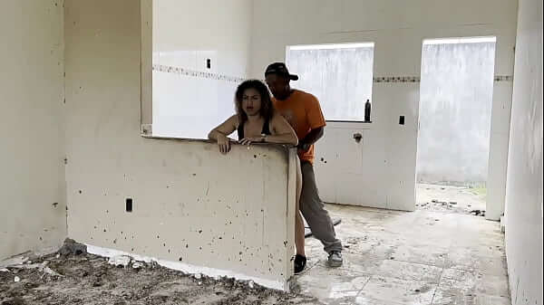 Rabuda gostosa fudeu com pedreiro negão na construção