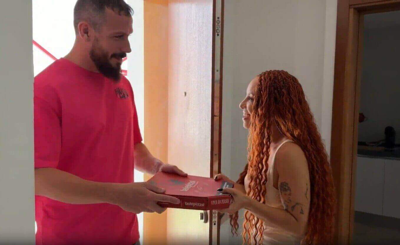Ruiva gostosa chamou o entregador pra comer sua bucetinha